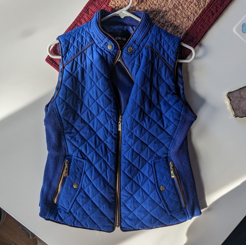 ACTIVE USA medium royal blue vest